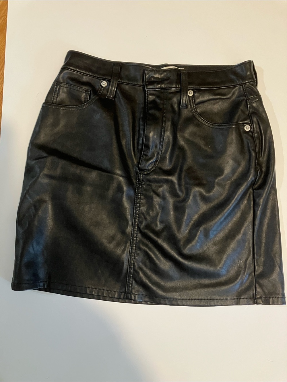 Universal Thread Women’s 2 Black Faux Leather mini Skirt-zipper front-5 pocket